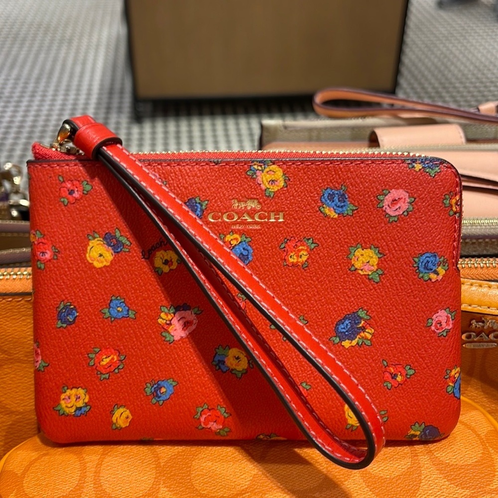 Coach Corner Zip Wristlet With Mini Vintage Rose Print
IM/Miami Red Multi - Picture 8 of 16